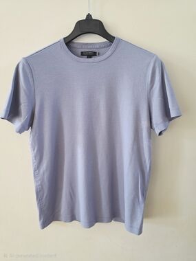 Banana Republic Men’s Crewneck T-Shirt Size L ***item has discoloration***